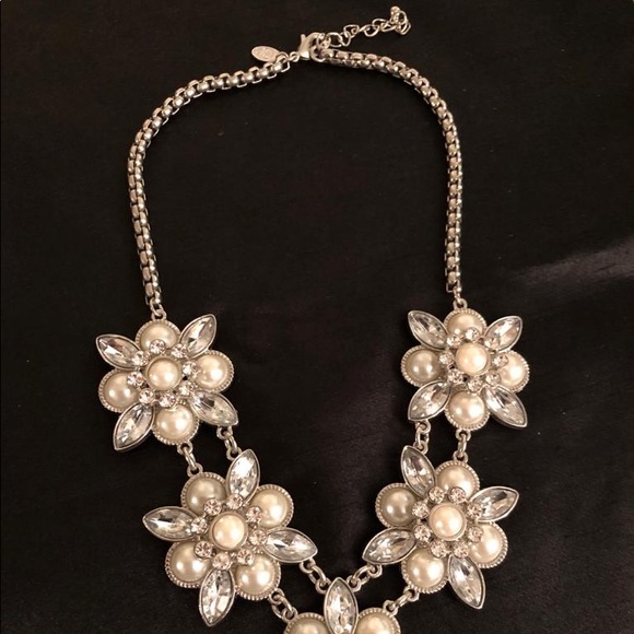 🆕🔥Oversize Floral Crystal &Pearl Necklace - Picture 2 of 2